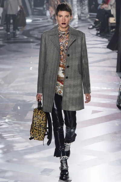 Look 25